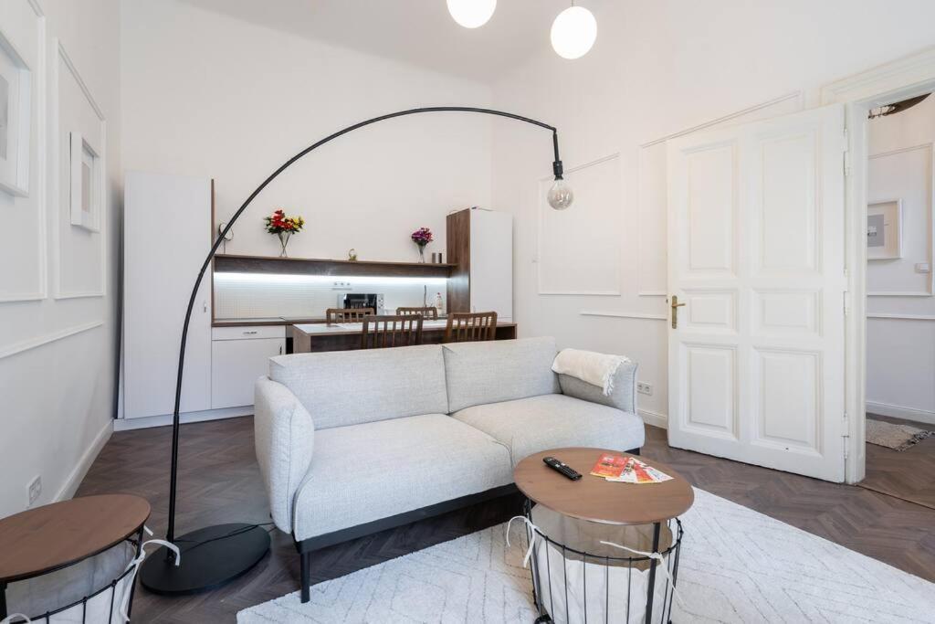 Stylish Apartment In The City Center Budapest Exteriör bild