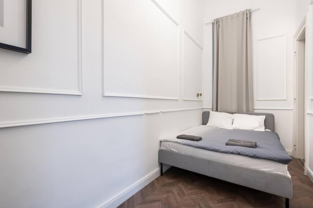 Stylish Apartment In The City Center Budapest Exteriör bild