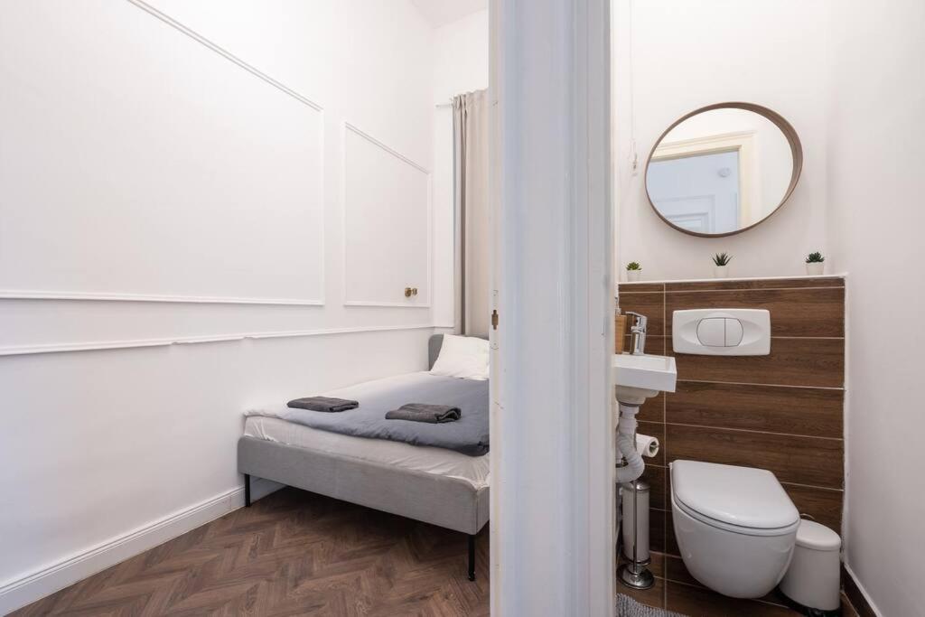 Stylish Apartment In The City Center Budapest Exteriör bild