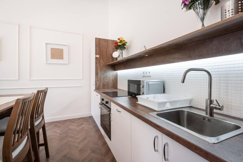 Stylish Apartment In The City Center Budapest Exteriör bild