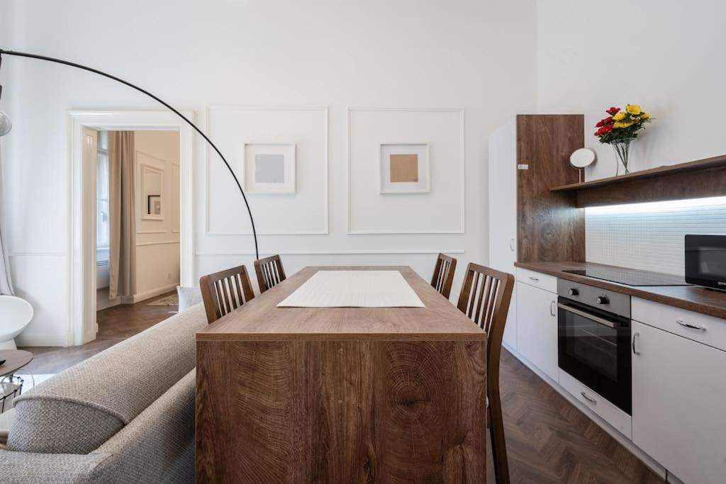 Stylish Apartment In The City Center Budapest Exteriör bild