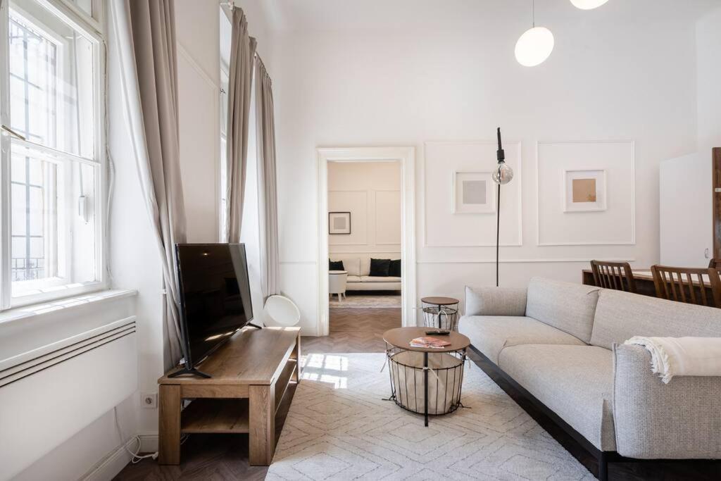 Stylish Apartment In The City Center Budapest Exteriör bild