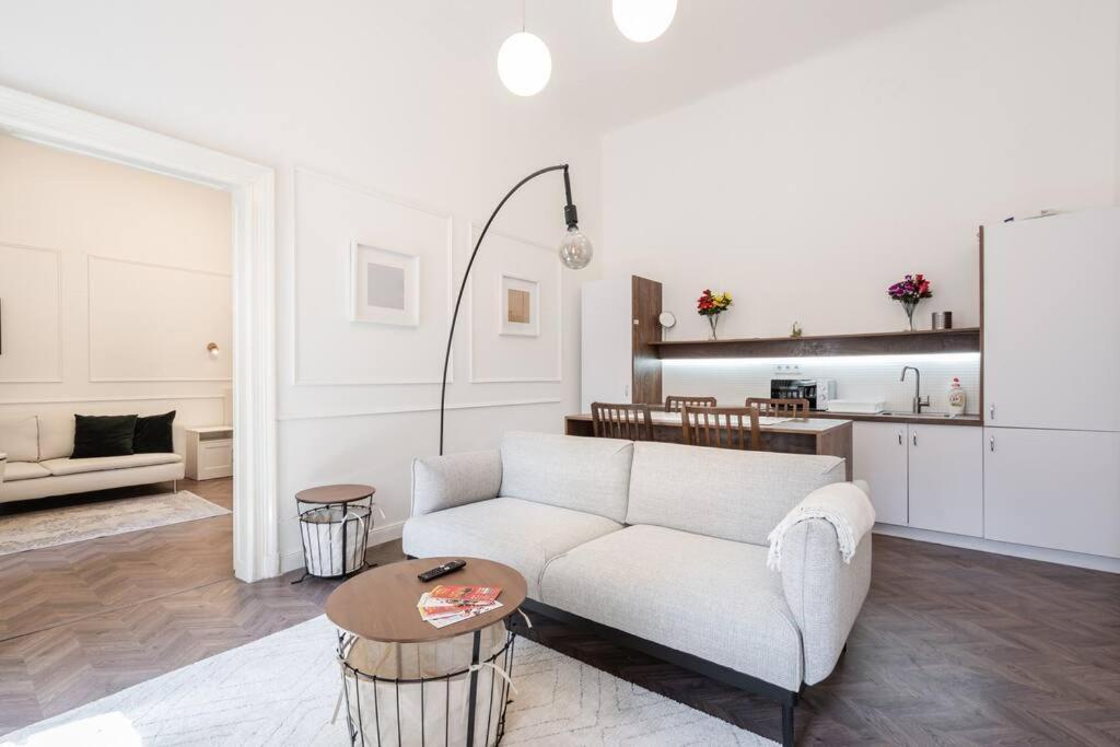 Stylish Apartment In The City Center Budapest Exteriör bild