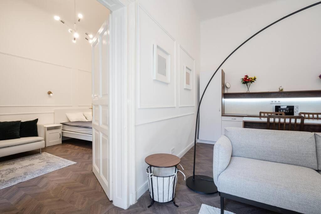 Stylish Apartment In The City Center Budapest Exteriör bild
